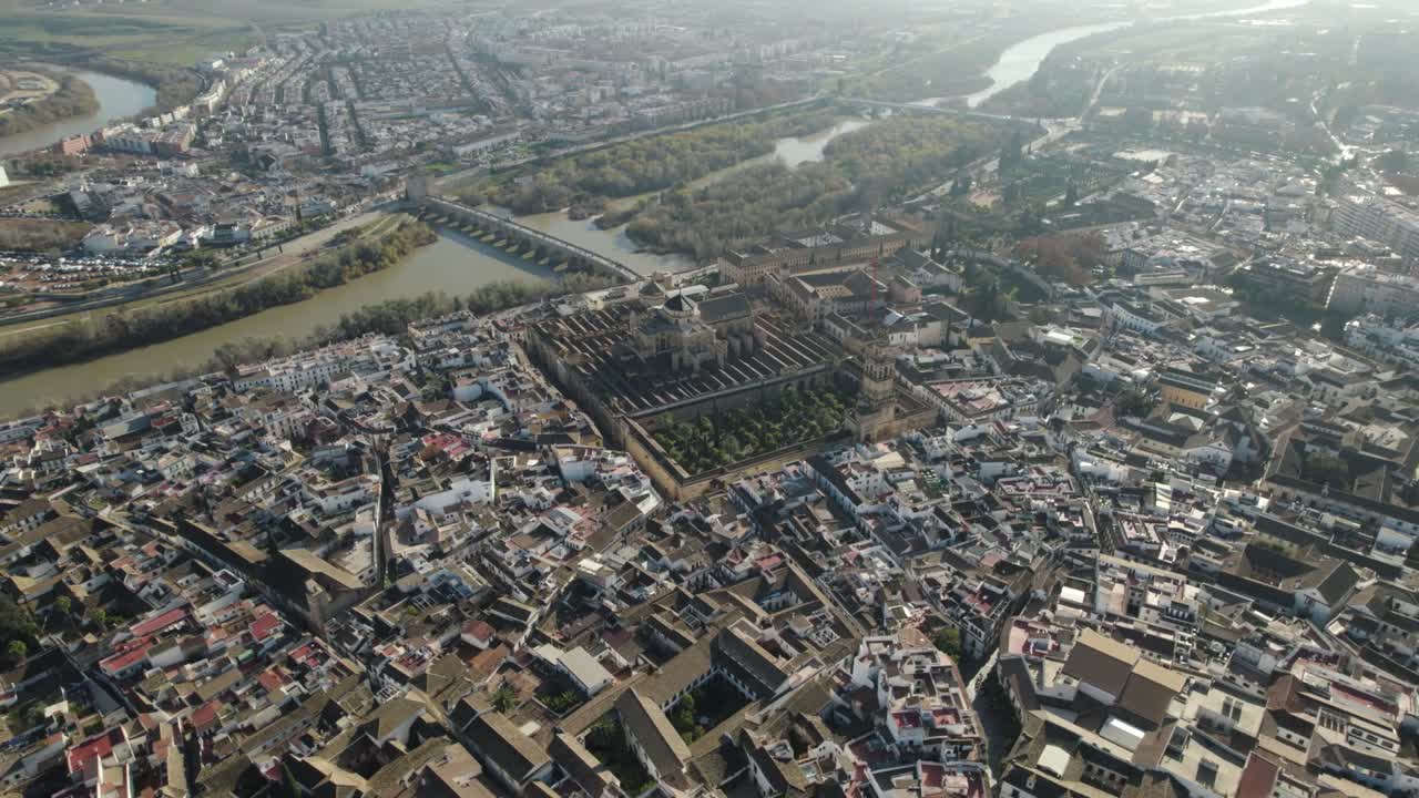 amplia vista panorámica aérea de la ciudad de córdoba y el río guadalquivir con puente en españa