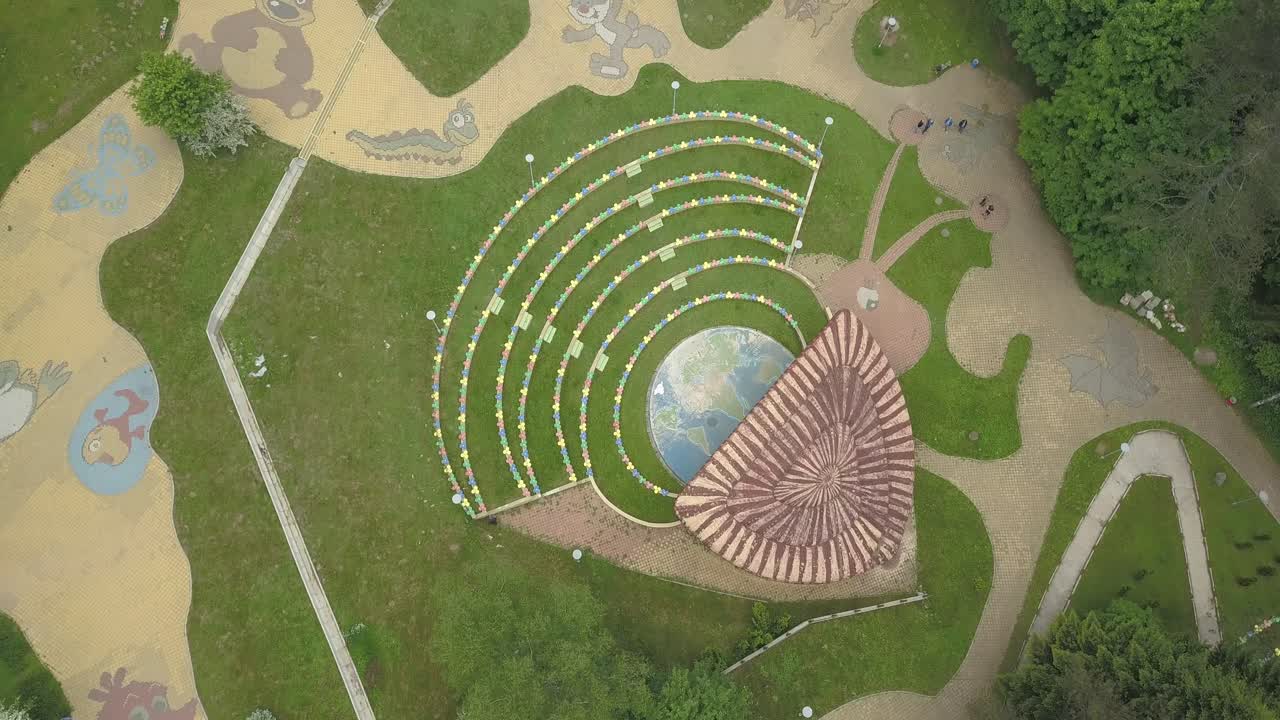 парк перед пещерой леденика, враца, болгария