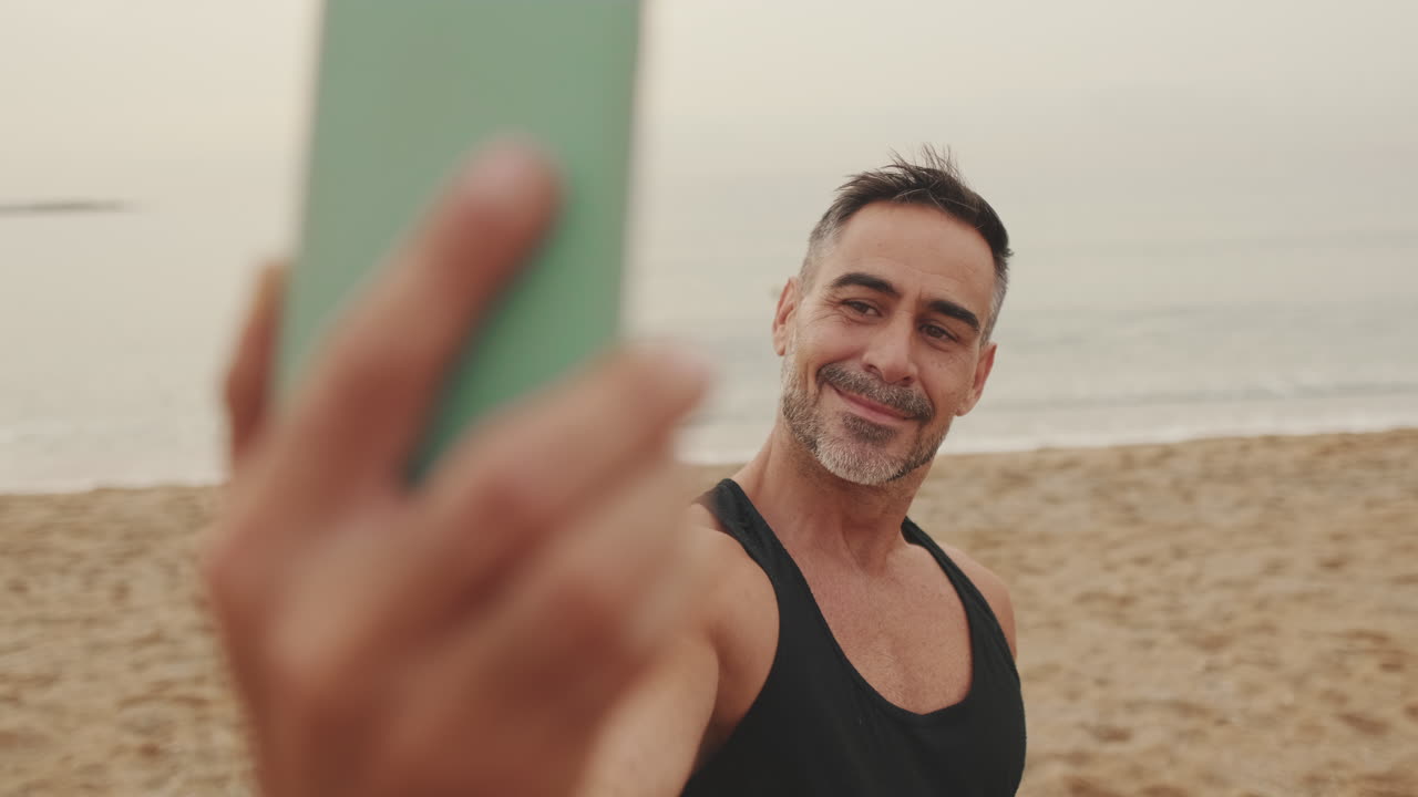 hombre tomando una selfie en la playa