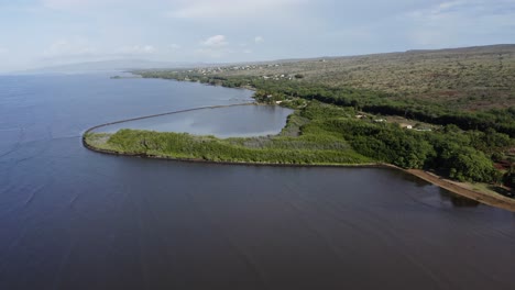 excelente toma aérea de un estanque de peces en molokai, hawaii