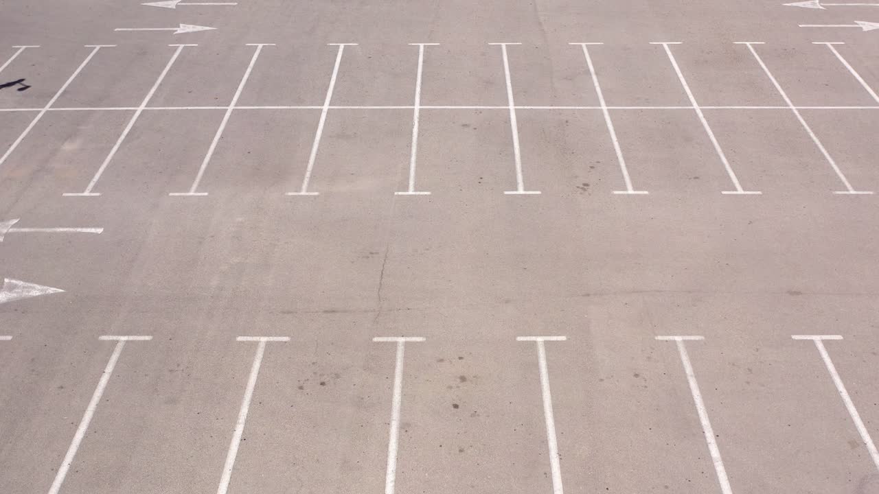 비어 있는 주차장 공중 사진