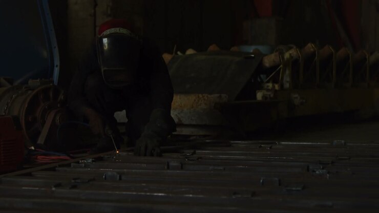 рабочий мужчина, использующий сварочный факел в мастерской 4k