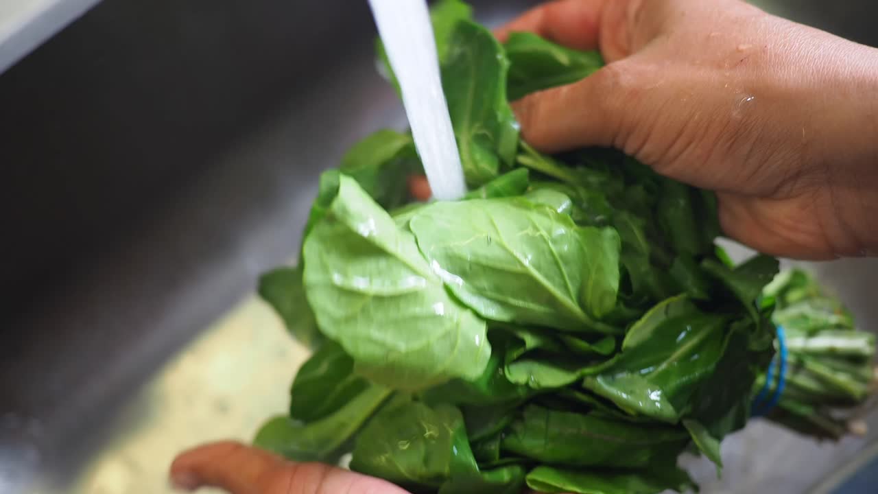 Washing leafy greens