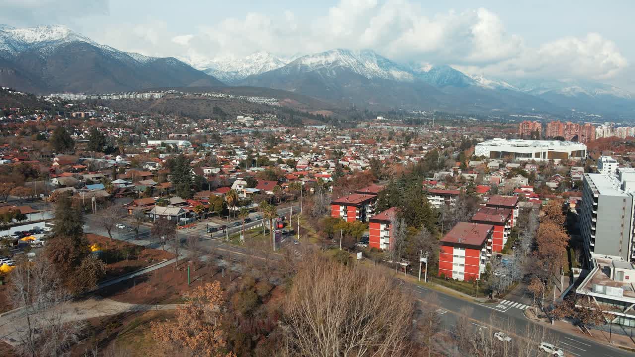 Quartiere a Las Condes con vista su Mallplaza Los Dominicos e maestoso sfondo delle Ande nella città di Santiago, Cile