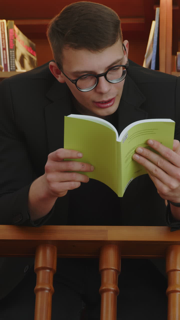 joven leyendo en una biblioteca