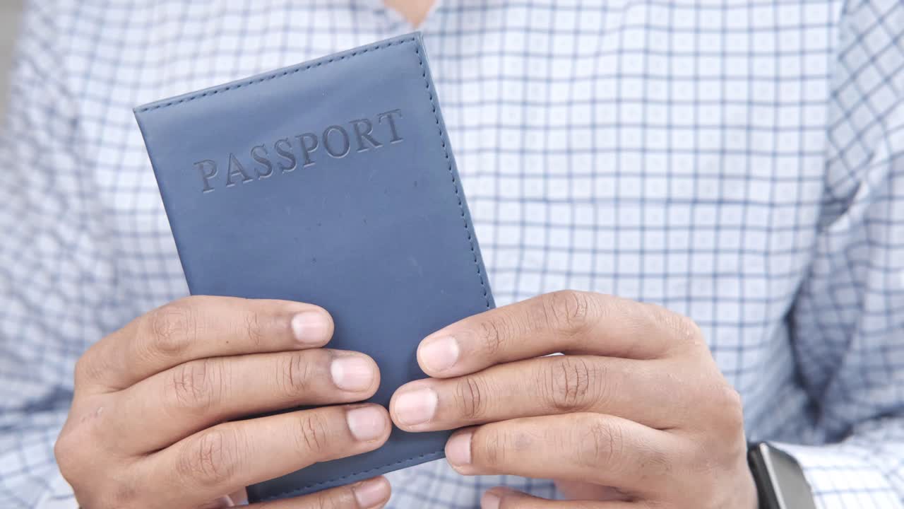 persona con pasaporte azul
