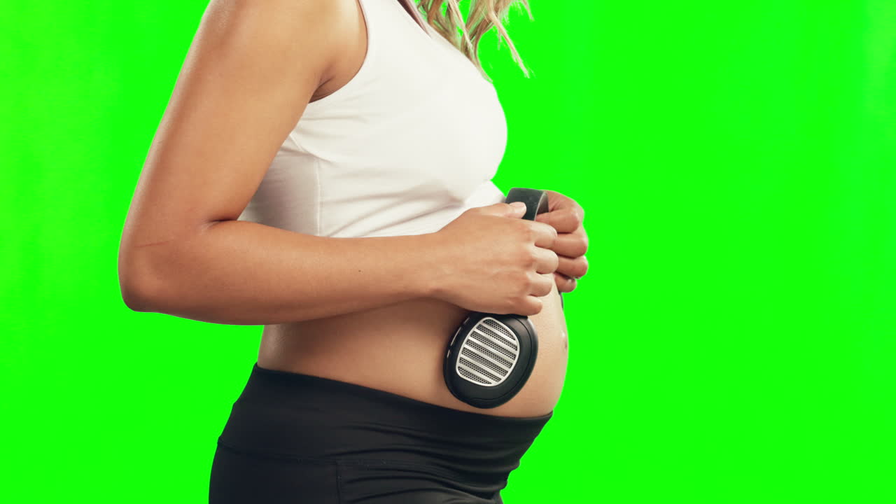 Profilo, donna incinta o cuffie sulla pancia