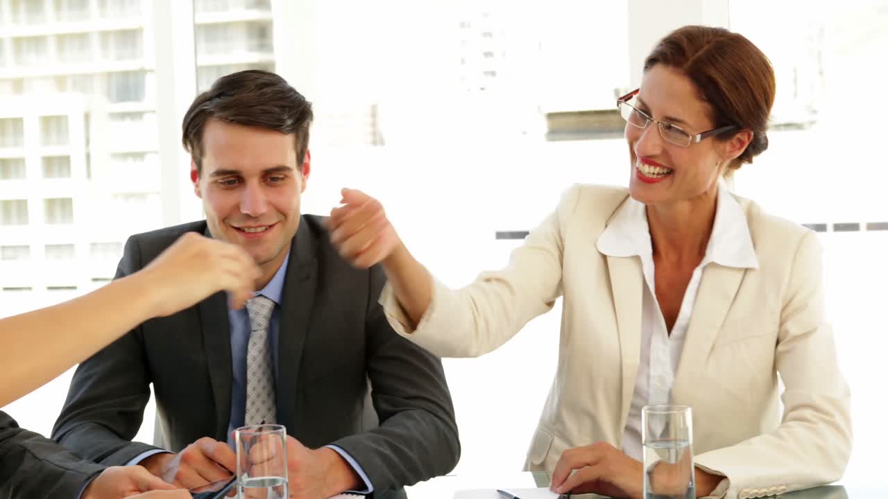 mujeres de negocios estrechando la mano en una entrevista.