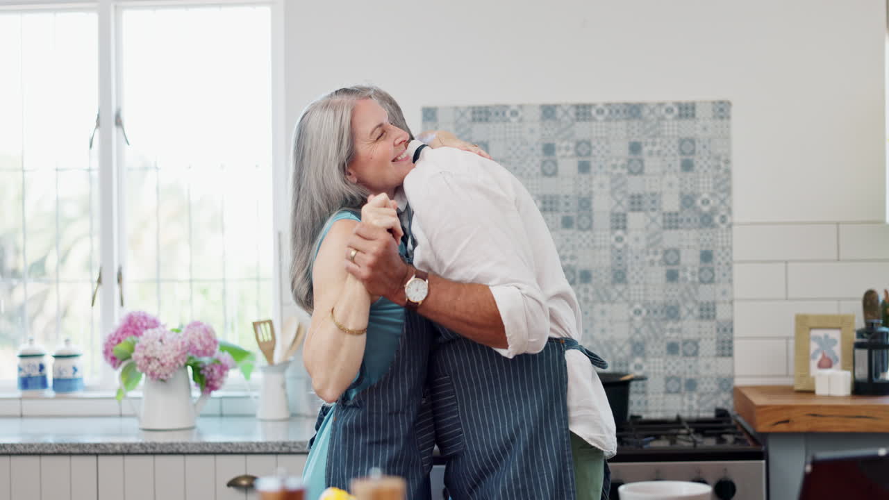 행복한 부부가 부에서 춤을 춘다.