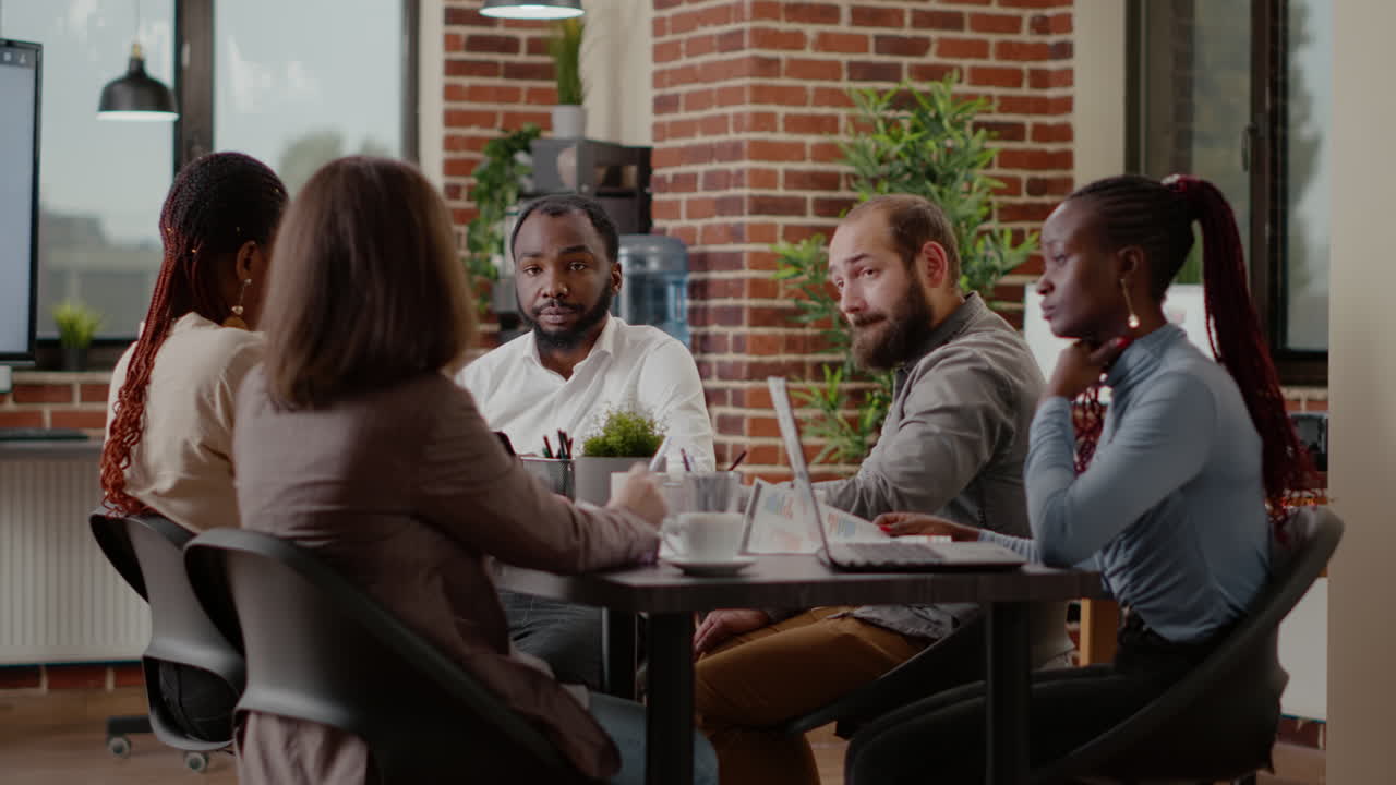 Diverse groep collega's die praten over projectplanning