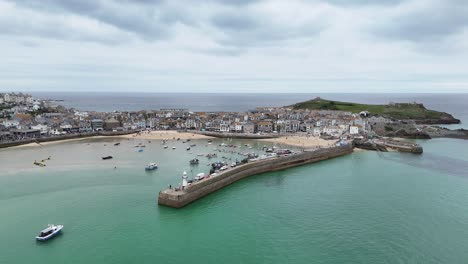 Zurückziehen-Der-Drohnenantenne,-Rückwärtsgang,-Enthüllung-Der-St.-Ives-Cornwall-Drohne,-Antenne