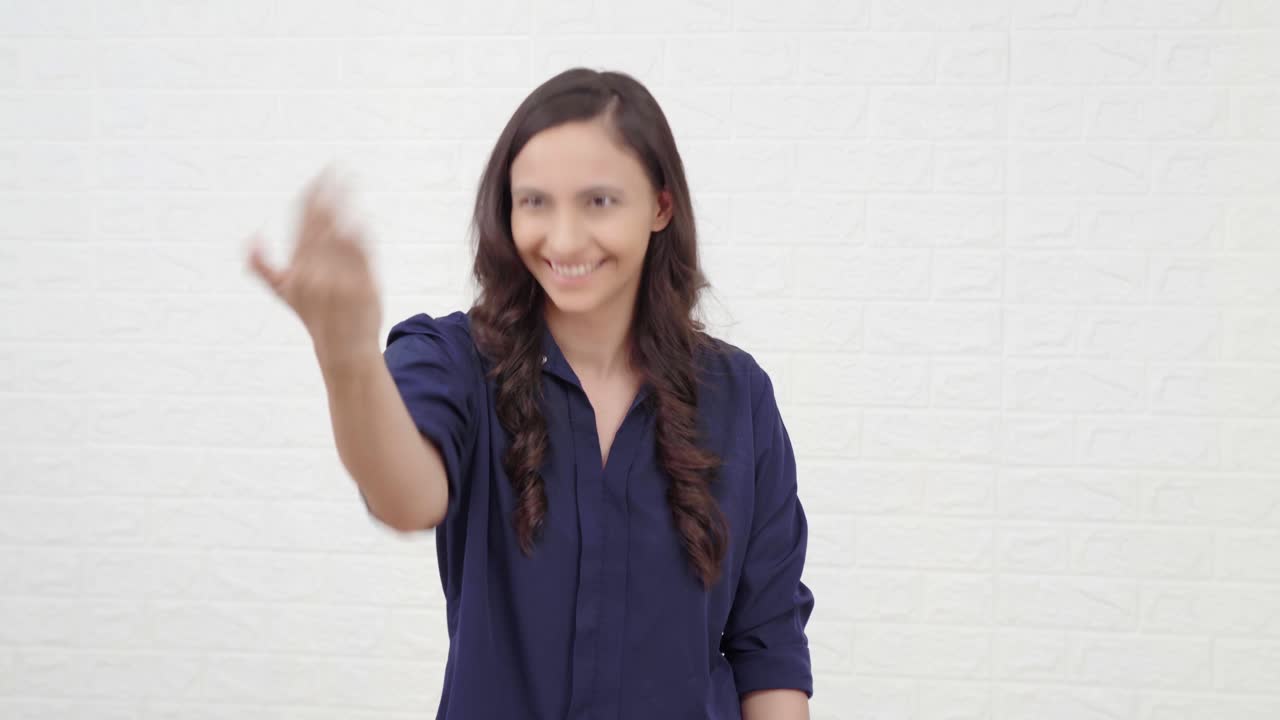 chica india invitando a alguien a casa