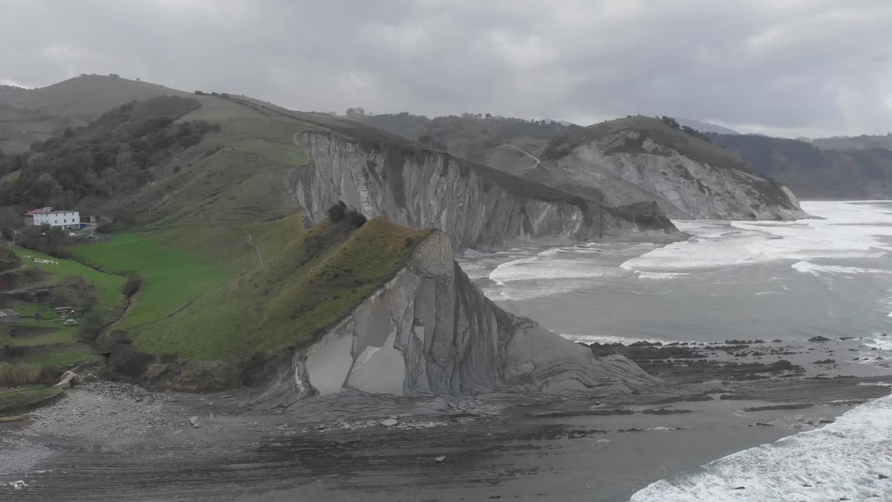 절벽 위의 남자의 공중 드론 샷