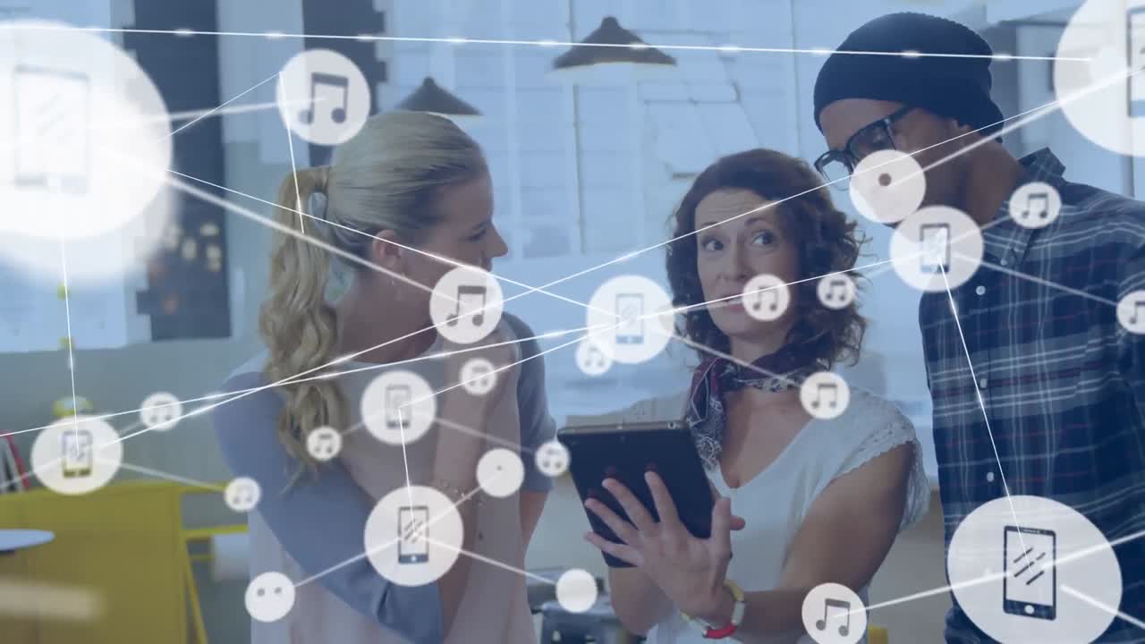 사무실에서 태블릿을 통해 토론하는 다양한 동료들에 대한 디지털 아이콘 네트워크의 애니메이션