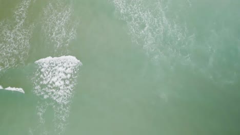 Vista-Aérea-Aérea-De-Las-Olas-Rodando-Hacia-La-Playa