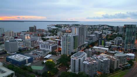 drone aéreo de la ciudad de darwin cbd australia nt órbita alrededor de los edificios con el atardecer el amanecer brilla en el cielo