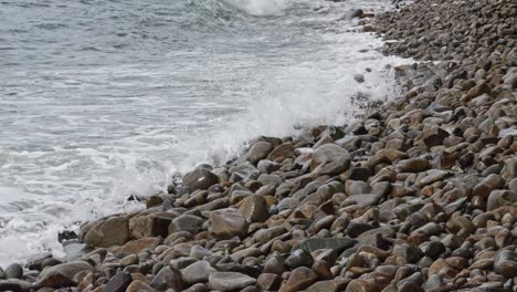 Scenic-View-Of-Ocean-Waves-Splashing-On-The-Beach-Pebbles-In-Dau-Tram-Beach-In-Con-Dao,-Vietnam