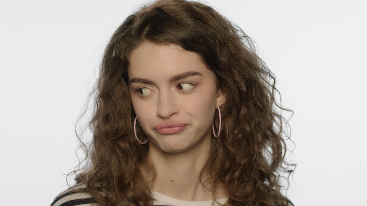 expresión facial de una mujer escéptica. retrato de una chica con expresión crítica