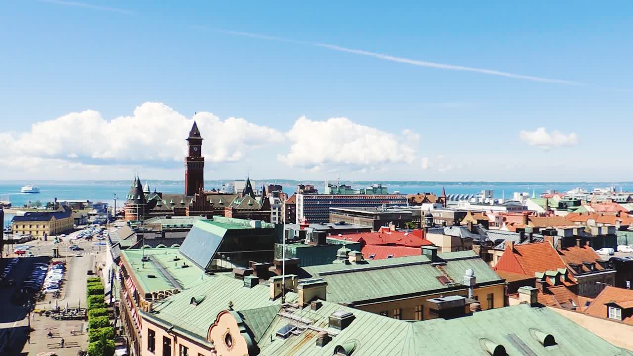 vista sobre la plaza principal y las calles de helsingborg suecia con el sonido y dinamarca en el horizonte - vista panorámica