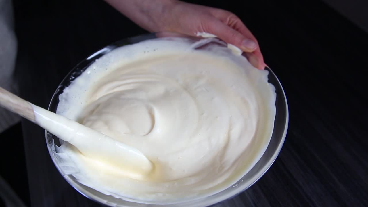 женщина-начальник замешивает тестовую массу деревянной ложкой