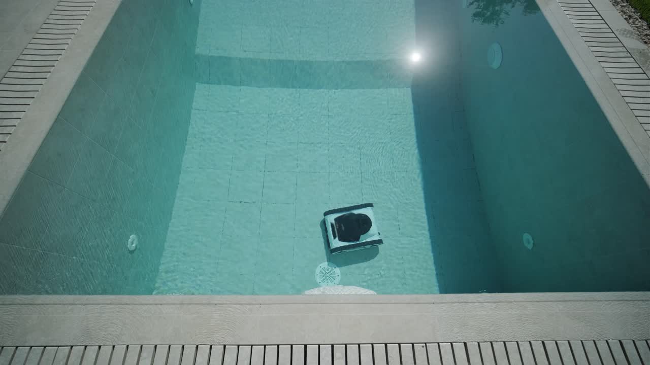 Swimming pool with a robot cleaner
