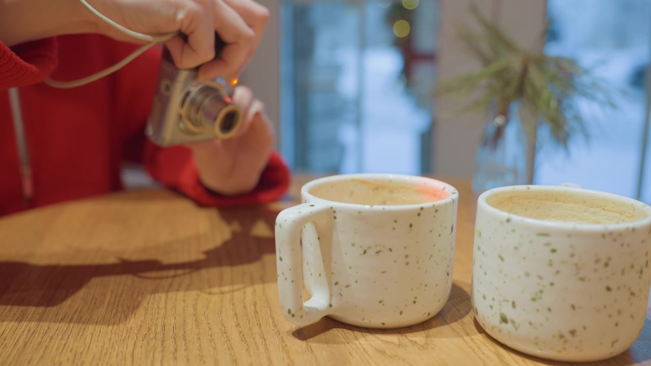 Close-up de Mãos Fotografando Canecas de Café em um Café