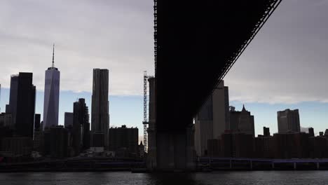 Iconic-New-York-City-Brooklyn-Bridge-with-city-skyline,-handheld-shot