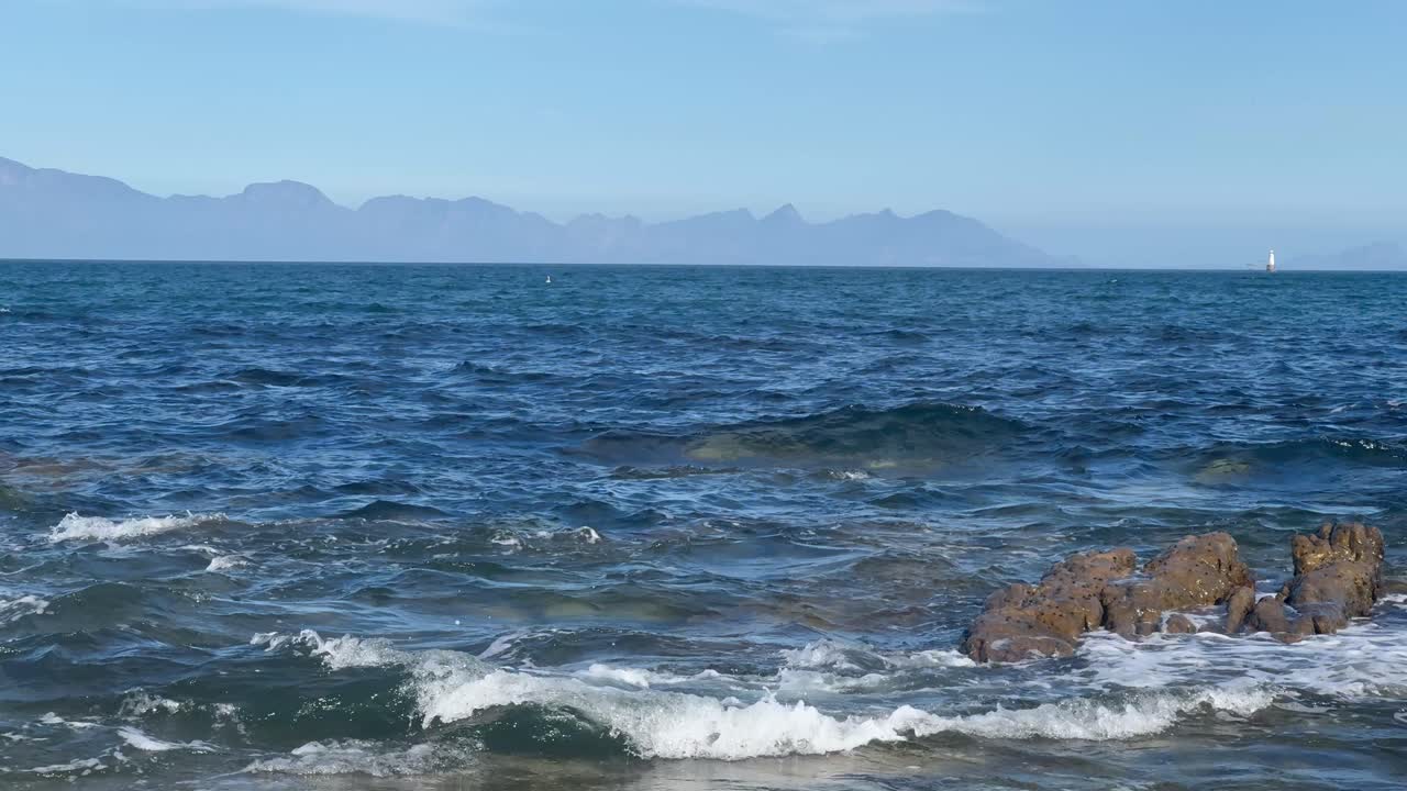 Cape Town, Güney Afrika'daki Simonstown yakınlarındaki Glencairn'den False Bay'in görünümü