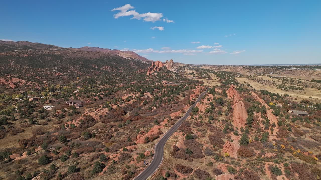 콜로라도의 신들의 정원 (garden of the gods) 에서 파란 하늘 에 펼쳐진 웅장한 바위 지질학적 형상으로부터의 공중 후퇴.