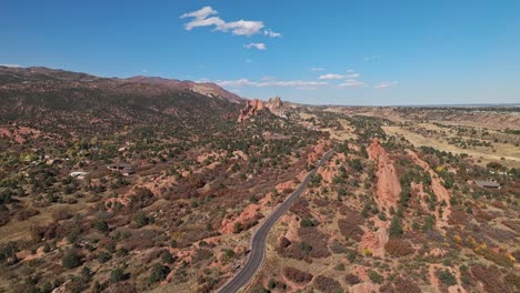 retiro aéreo de formaciones geológicas de roca épica en el jardín de los dioses colorado bajo el cielo azul día soleado