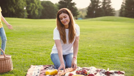 Dos-Hermanitas-Lindas-Corriendo-Y-Abrazando-A-Su-Madre-Feliz-Desde-Atrás-En-El-Parque-Durante-El-Picnic