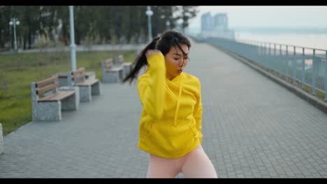 mujer haciendo ejercicio en un parque