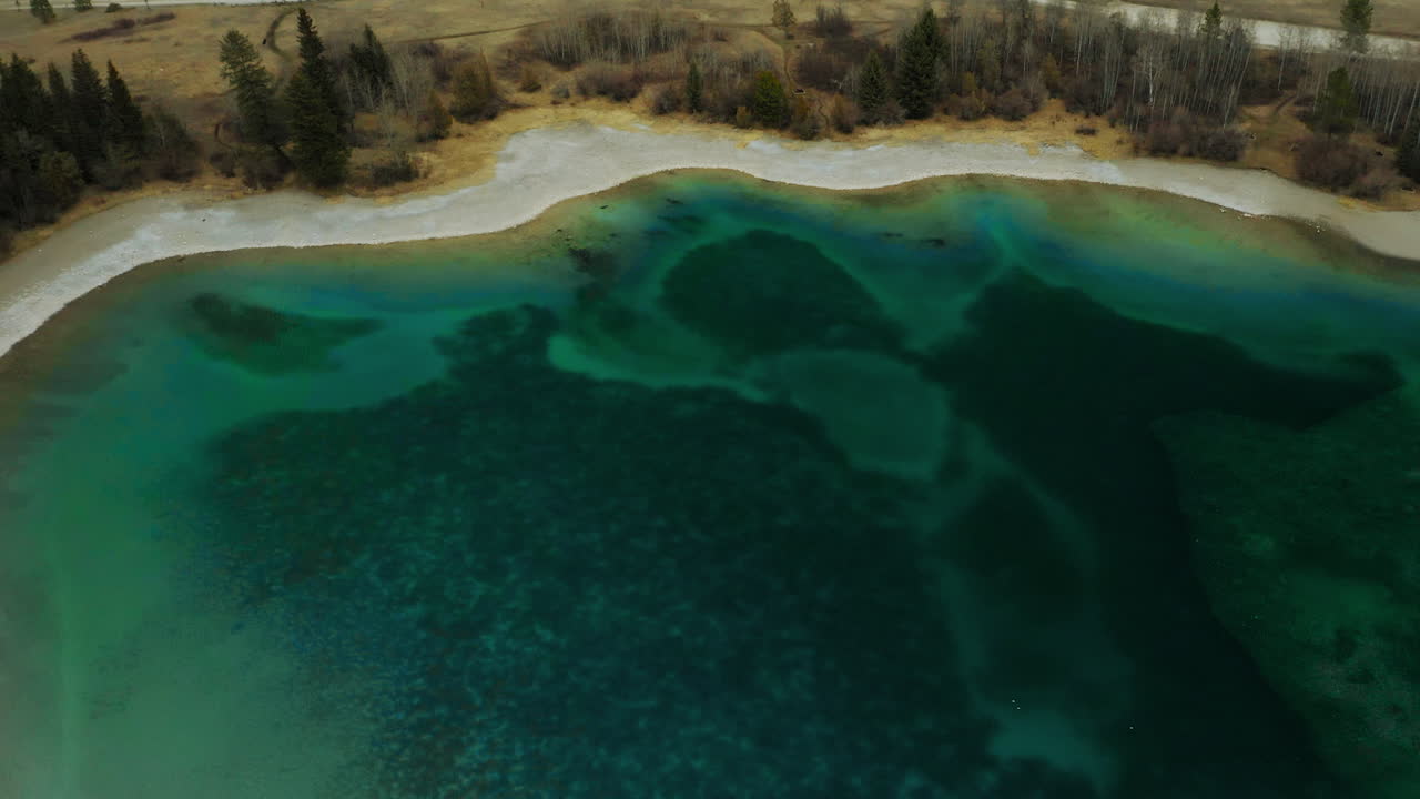 Acqua di lago o ghiacciaio blu intenso e verde acqua
