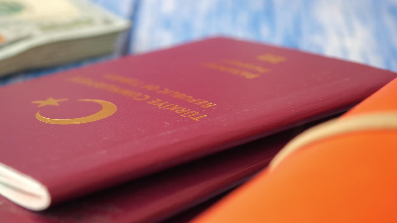 Turecké pasy a bankovky amerických dolarů: Koncept cestování a financí.