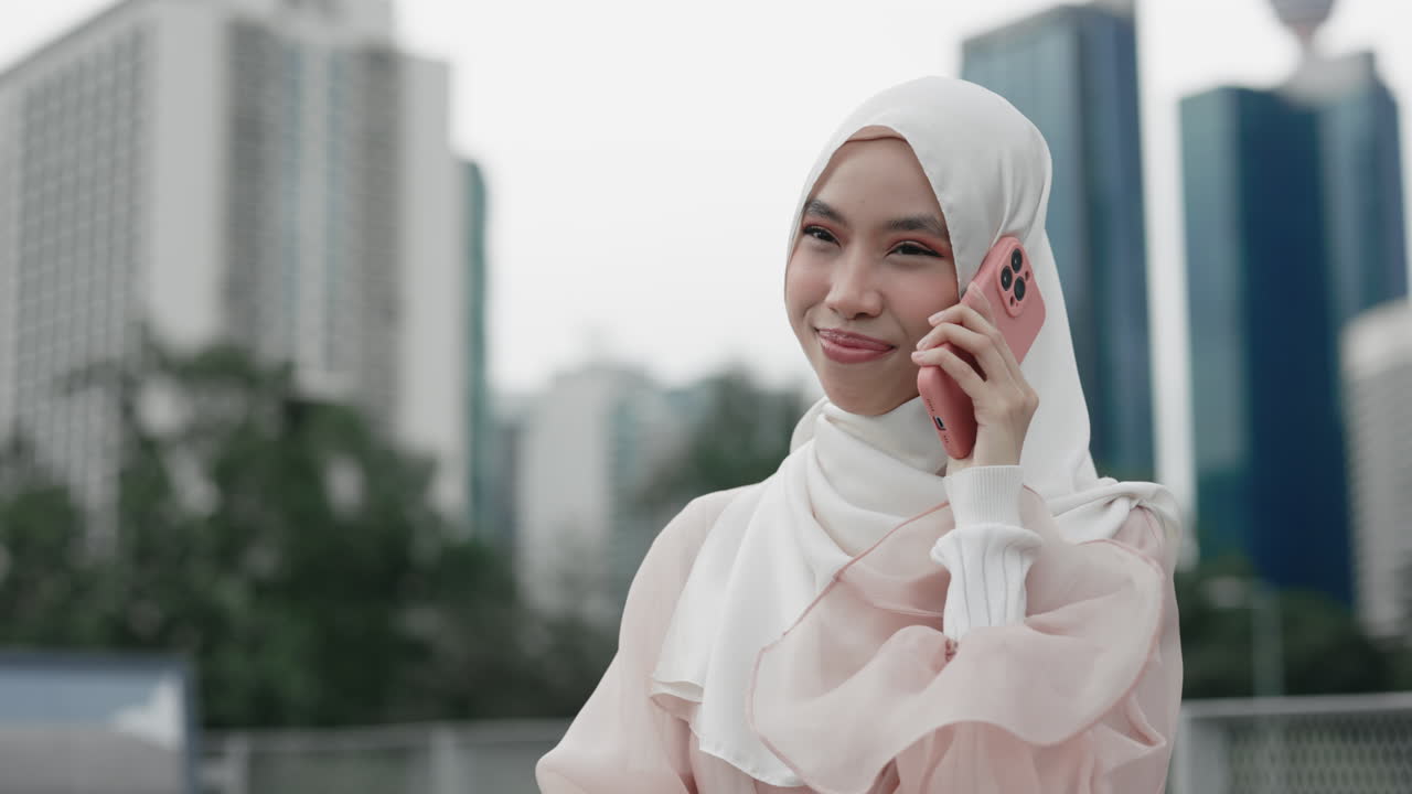 Wanita Berhijab Sedang Menelepon di Kota