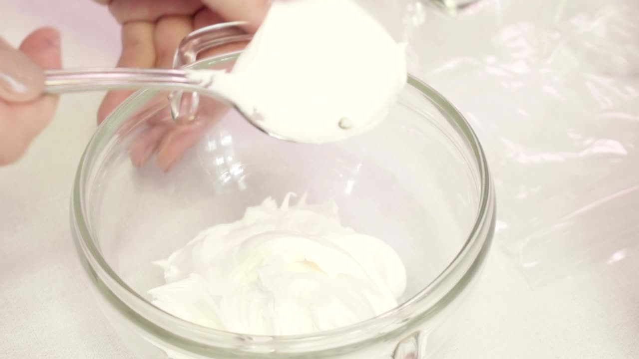 할로윈 쿠키를 만들고 장식하는 법을 배우기