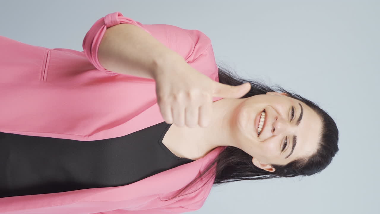 video vertical de una mujer de negocios dando una afirmación positiva mirando a la cámara.