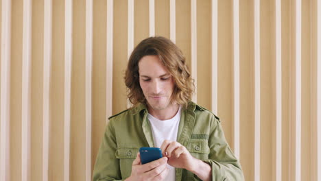 hombre feliz, teléfono y pensando en la comunicación