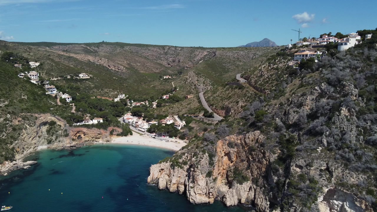 Vista aerea della cala Granadella. Una delle cale più spettacolari e popolari di Jávea (Xàbia), sulla Costa Blanca. Famosa per le sue acque cristalline e di un intenso colore turchese. Spagna.