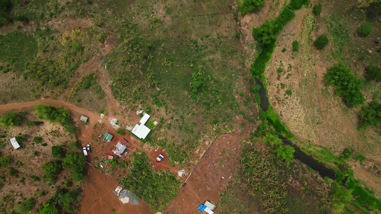 Droneoptagelser i høj højde over et privat kuppel-retreat mellem Tanay og Pililla, Rizal, der viser CALABARZONs bjergrige terræn og det landlige Filippinerne.