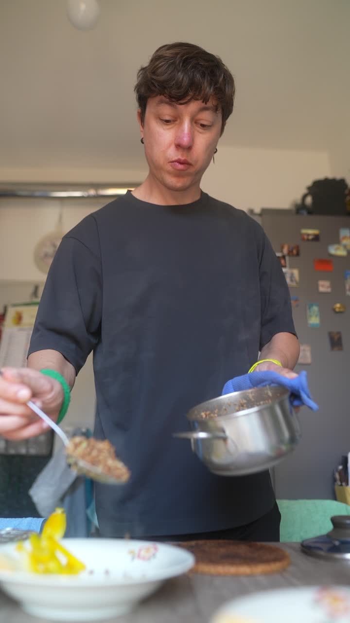 hombre cocinando en la cocina