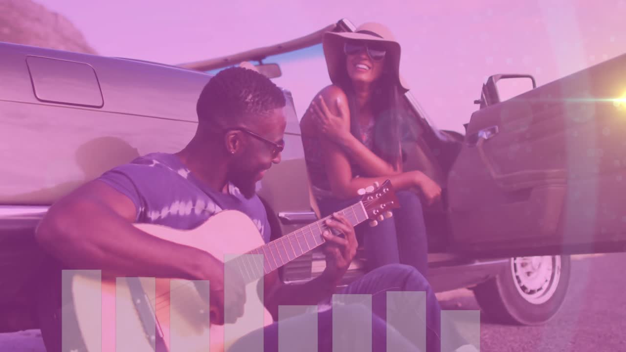 길가에 차에 앉아있는 행복한 다양한 커플, 기타를 연주하는 남자.