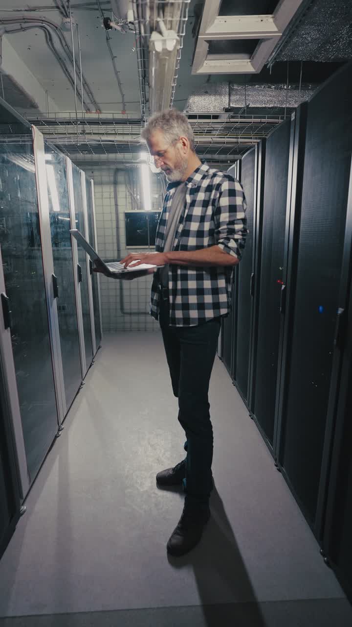 técnico informático trabajando en una sala de servidores