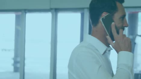 스마트폰을 사용하는 사업가 위에 노란색 택시 차의 애니메이션