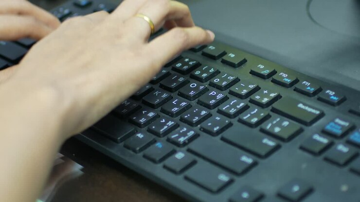 POV sulla mano mentre si digita sulla tastiera - concetto di business e gaming e-sport.
