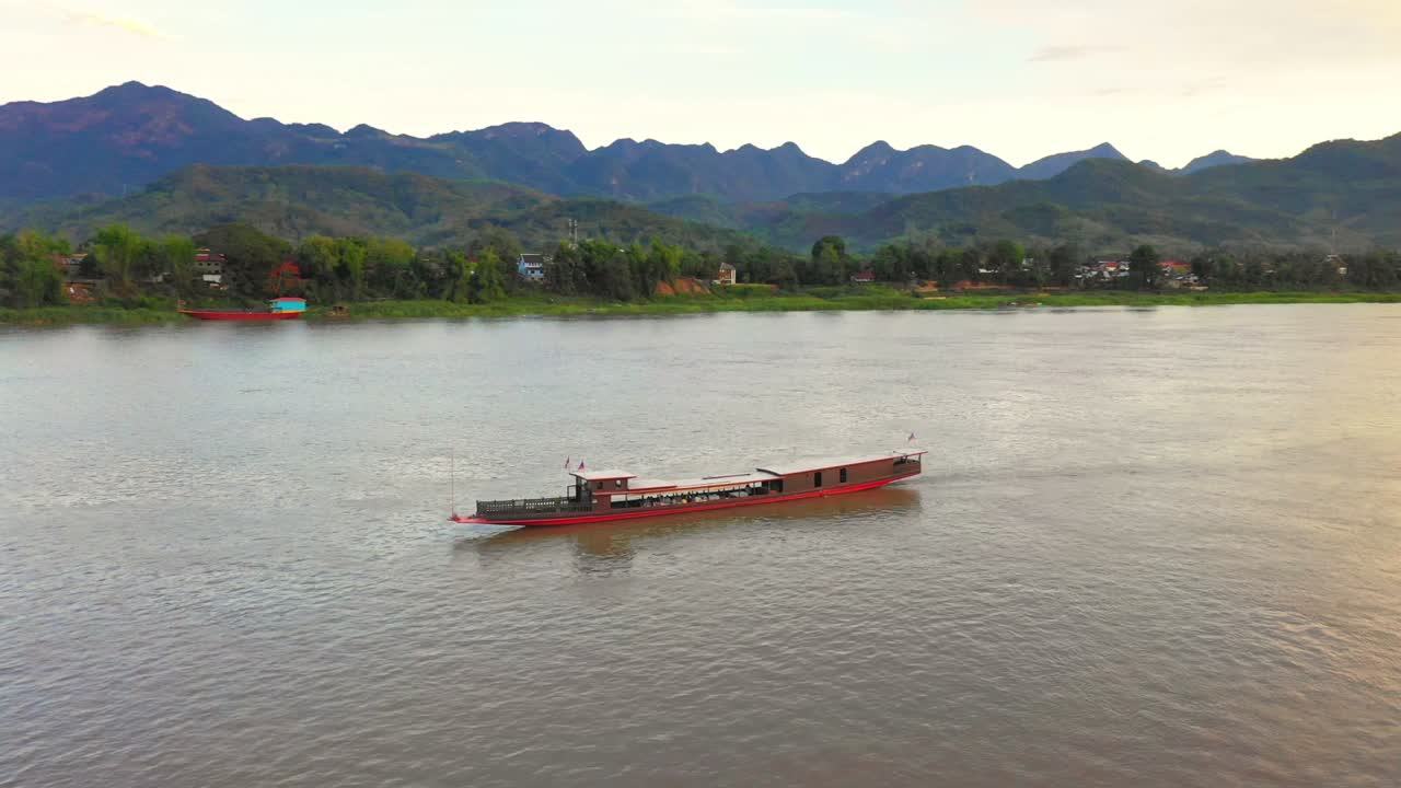 Barca fluviale sul fiume Mekong al tramonto