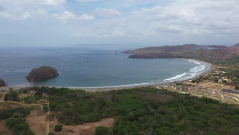 hermosa toma aérea de la costa del mar en panamá