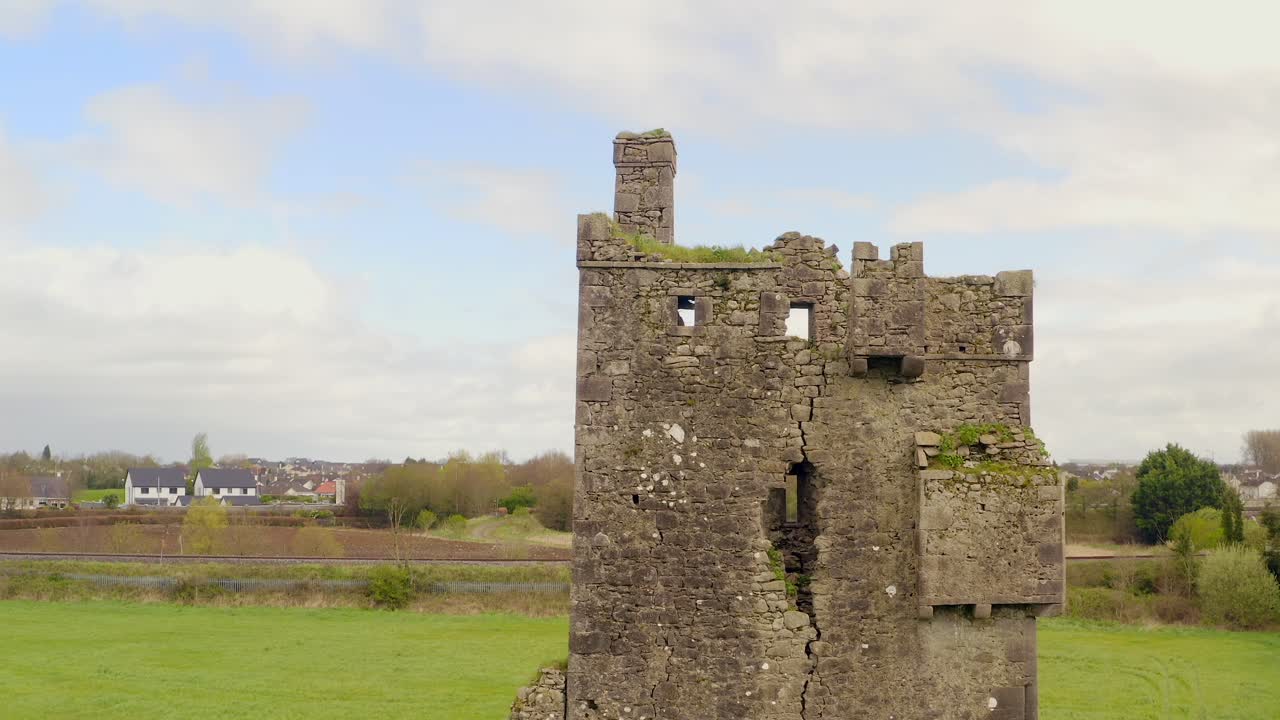 las paredes rotas del castillo de srah y el lado de ladrillo astillado, los pájaros se elevan entre, la grúa aérea