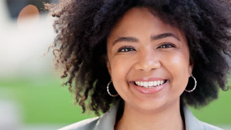 Un-Estudiante-De-Periodista-Africano-Confiado-Es-Feliz