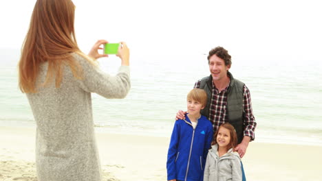 Mutter-Macht-Ein-Foto-Von-Ihrer-Familie